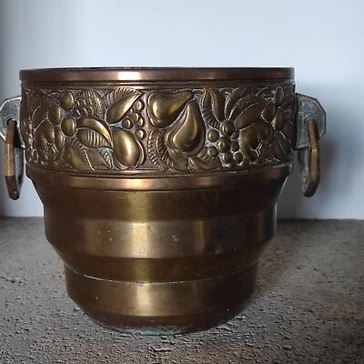 Ancien et beau cache-pot  Laiton repoussé, sculpté, frise avec fruits - Photo 1/4
