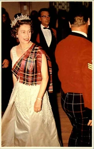 Nobleza y Monarquía Reina Isabel II La Reina Ghillies Baile Balmoral - Imagen 1 de 2