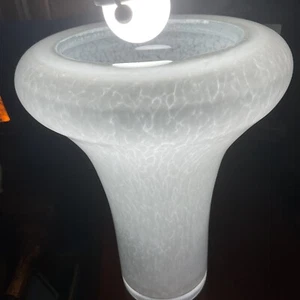 Große, dicke und schwere weiß melierte Vase, 11 cm hoch, Zustand ist einwandfrei - Bild 1 von 24