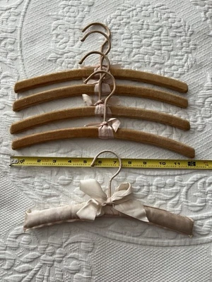 Lote de 4 perchas de terciopelo vintage más 1 satinado, talla infantil’s Foto 1 de 4