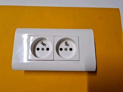 Legrand MOSAIC - Prise Complète 2P+T  74193 + 75014 plaque + 74806 support - Photo 1/3