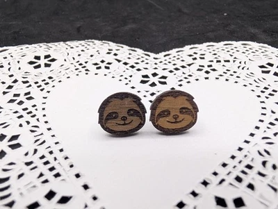 Pendientes Madera Perezoso Happy Metal Post Perforado 0.4" Foto 1 de 4