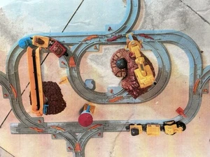 Sistema ferroviario e stradale vintage Fisher-Price GeoTrax Mt Blast con extra vedi foto - Foto 1 di 6