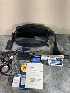 Sony Handycam DCR-TRV520 Digital 8 Video Camcorder + Case & Accessories Works! - Picture 1 of 15