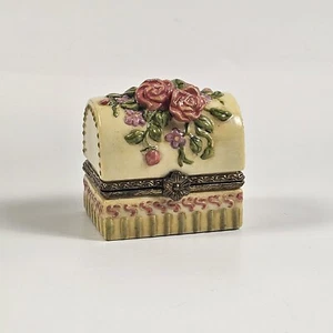 Vintage Schmuckschatulle in Kofferform mit rosa Rosen grünen Blättern & Goldverschluss - Bild 1 von 9