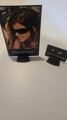 Estuche coleccionable con soporte de plástico para tarjetas de exhibición Oakley  Foto 1 de 2