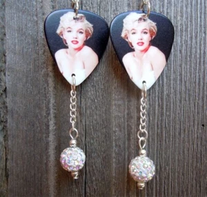 Marilyn Monroe Gitarren-Plektrum-Ohrringe mit weißen AB-Pave-Perlen baumeln - Bild 1 von 3