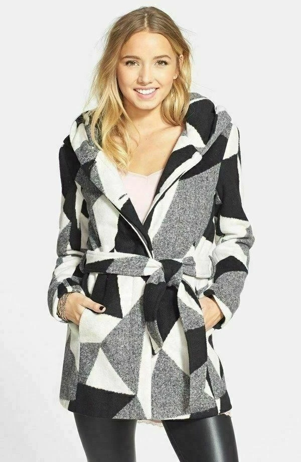 Abrigo Coffee Shop Geo Patrón Corbata Frontal Talla S Negro Gris Multi Foto 1 de 1