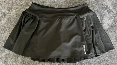 Falda atlética plisada línea A negra para mujer Reebok, con pantalones cortos, talla mediana Foto 1 de 4