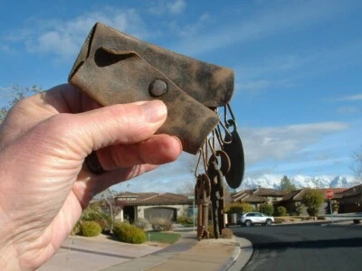 Llavero esqueleto a presión de cuero vintage de los años 40 con 4 llaves y etiqueta de devolución Foto 1 de 4