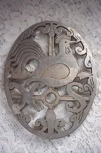 VTG. ORNATE OVAL METAL ROOSTER TRIVET: MADE IN JAPAN - Bild 1 von 3