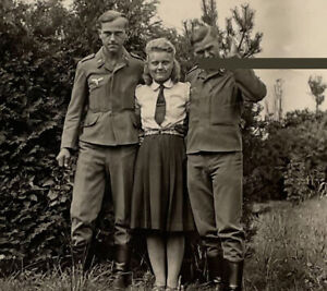 BDM Mädchen im Rock mit Soldaten - 30er Jahre - Original Foto