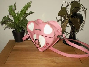 Dr. Martens Schultertasche Herzform Rosenstickerei Pailletten Leder (147) - Bild 1 von 4