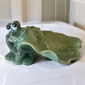 Vtg Green Frog Leaf Ceramic Anthropomorphic Soap Towel Washcloth Holder 12x8x5 - Picture 1 of 6