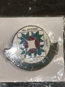 New In Pkg Hands All Around Quilt Guild 25th Anniversary 1982-2007 Enamel Pin - Picture 1 of 3