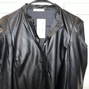 NUEVO CON ETIQUETAS Karlie Blusa Plisada Negra Hombro Abullonado L/S Mediana Cuero Sintético - Imagen 1 de 7