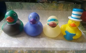 💥 Rubber Supèr Nice Duckies 4 seltene Enten!  Ducky Quackery Badespielzeug BIN A - Bild 1 von 6