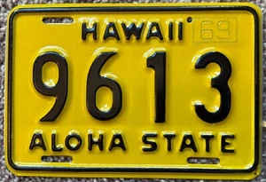 Placa de licencia de motocicleta auténtica del estado Aloha de Hawái amarilla 1969 como nueva #9613 - Imagen 1 de 1
