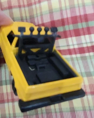 Camioneta pickup Chevy C/K 1980 amarilla #813 Silverado C10 Squarebody juguete 1/64 Foto 1 de 4