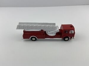 Vintage Tootsietoy 1970 Fire Truck Cast Aluminum and Plastic With Lifting Ladder
