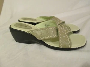 Clarks Slip On Sandals Womens Sz 11 M 75989 Green Leather w/ 2 1/2" Heel GUC - Picture 1 of 9