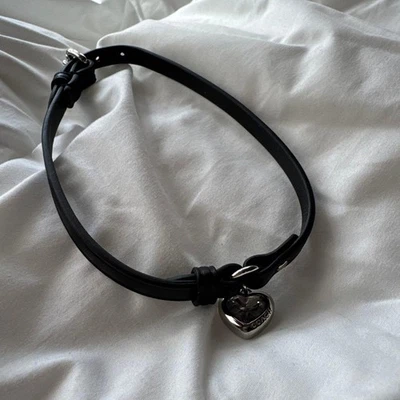 Gargantilha de couro preto COACH com berloque de coração ajustável botão de pressão colar Jap - Imagem 1 de 3