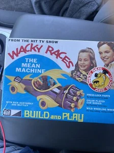 MPC Wacky Racers The Mean Machine Build & Play Snap Kit Modelo MPC935/12 - Imagen 1 de 3