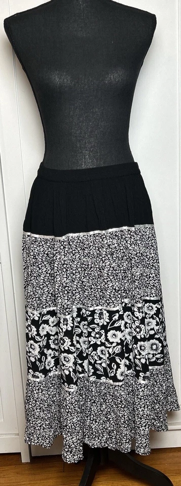 Cathy Daniel 女式波西米亚长款黑色白色花卉分层迷笛蓬裙大号 — 第 1/4 张图片