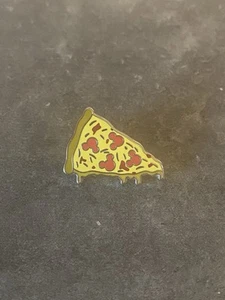 Prendedor DLR Tiny Kingdom 2da Edición Serie 3 Pepperoni Pizza Slice Snack LR Disney - Imagen 1 de 2