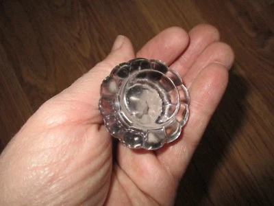 Antiguo tirador de cajón de vidrio con cuello de latón - color púrpura claro Foto 1 de 4