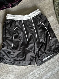 Vintage Vintage 90er Nike schwarz weiß Swoosh Logo Fitnessstudio Mesh Basketball Shorts Herren S - Bild 1 von 3