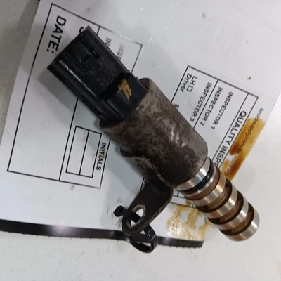 Válvula de control de aceite de engranaje de distribución variable Nissan Altima culata solenoide 2017 Foto 1 de 4