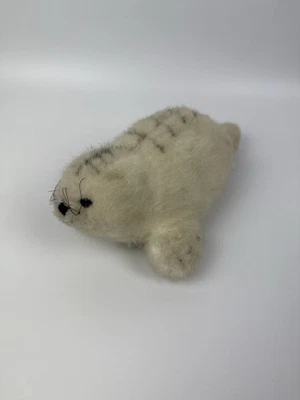 Robbe Stofftier 27cm Plüschtier Weiß Kinderspielzeug - Bild 1 von 3