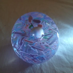 Glasauge 3" Lavendel gefiedert Briefbeschwerer Kunstglas signiert Linda Allyn 1993 - Bild 1 von 8