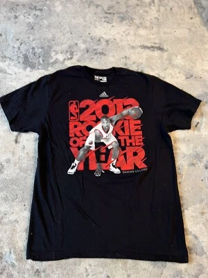 Camiseta Damian Lillard Portland Blazers 2013 Novato del Año Adidas Gráfica Grande Foto 1 de 3