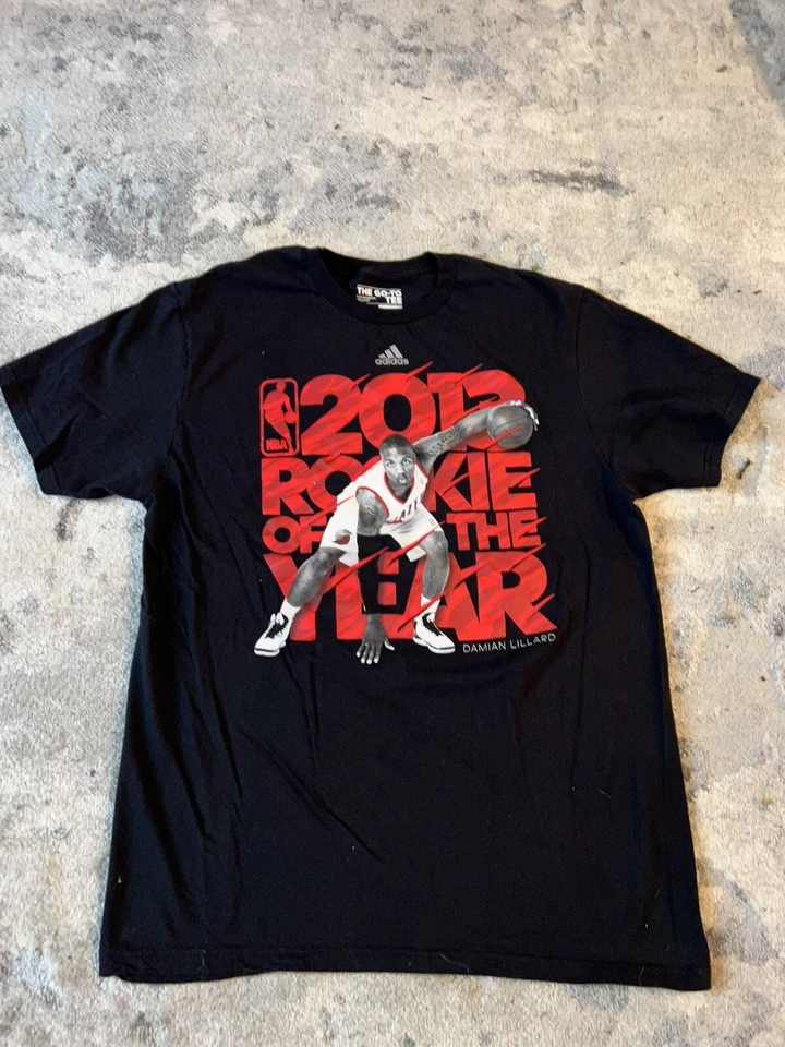 Camiseta Damian Lillard Portland Blazers 2013 Novato del Año Adidas Gráfica Grande Foto 1 de 3