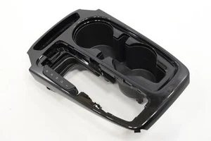 Chevrolet Trailblazer 2021-2025 consola portavasos con bisel de cambio OEM 42711706 - Imagen 1 de 10