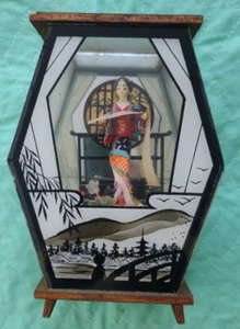Scatola ombra diorama a specchio vintage / con geisha ragazza e rotolo - Foto 1 di 5