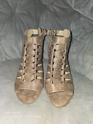 Sandalias Naturalizer Talan para mujer 8 imitación cuero gladiador cabestrillo jaula Foto 1 de 4