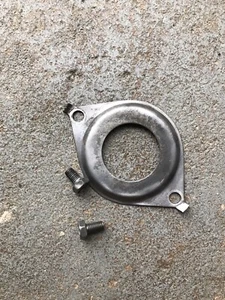 Suzuki OEM Retainer PLATE 24751-18900 84-87  ALT125 LT125 LT185 - Picture 1 of 2