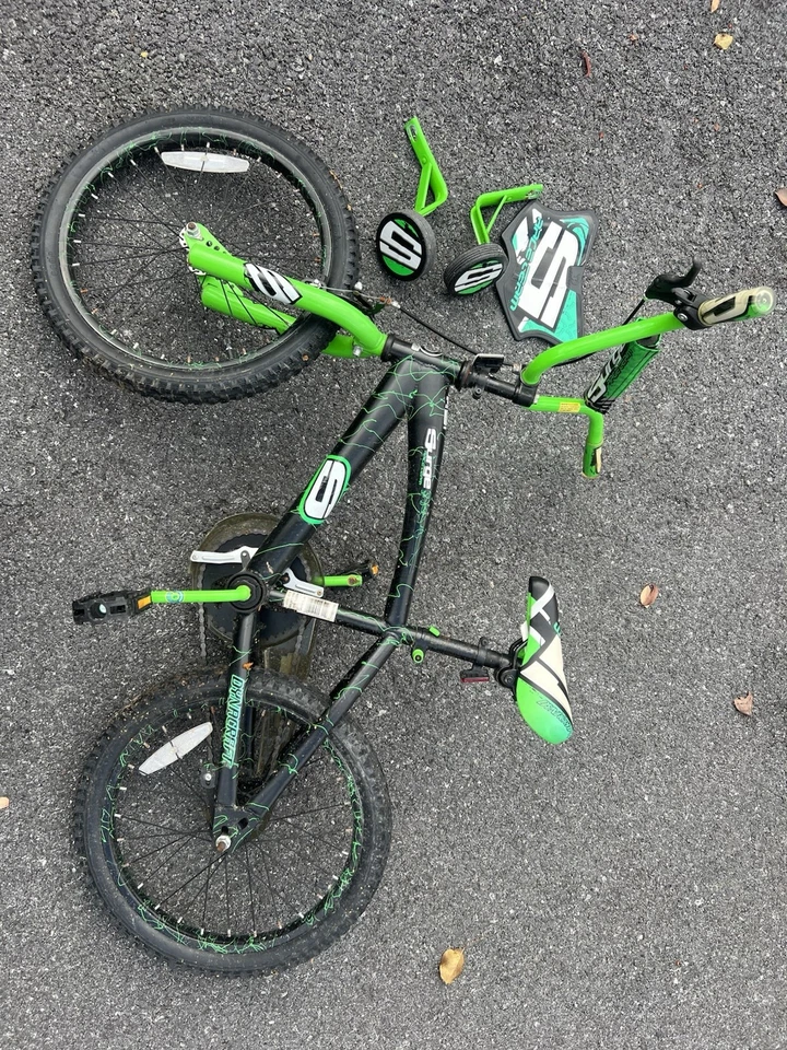 18 英寸车轮自行车男孩绿色浪涌赛车队 dynacraft bmx  — 第 1/3 张图片