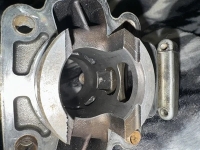 Kawasaki KX65 KX 65 2002-2022 cilindros 11005-1973 núcleo necesita reparación usado OEM Foto 1 de 4