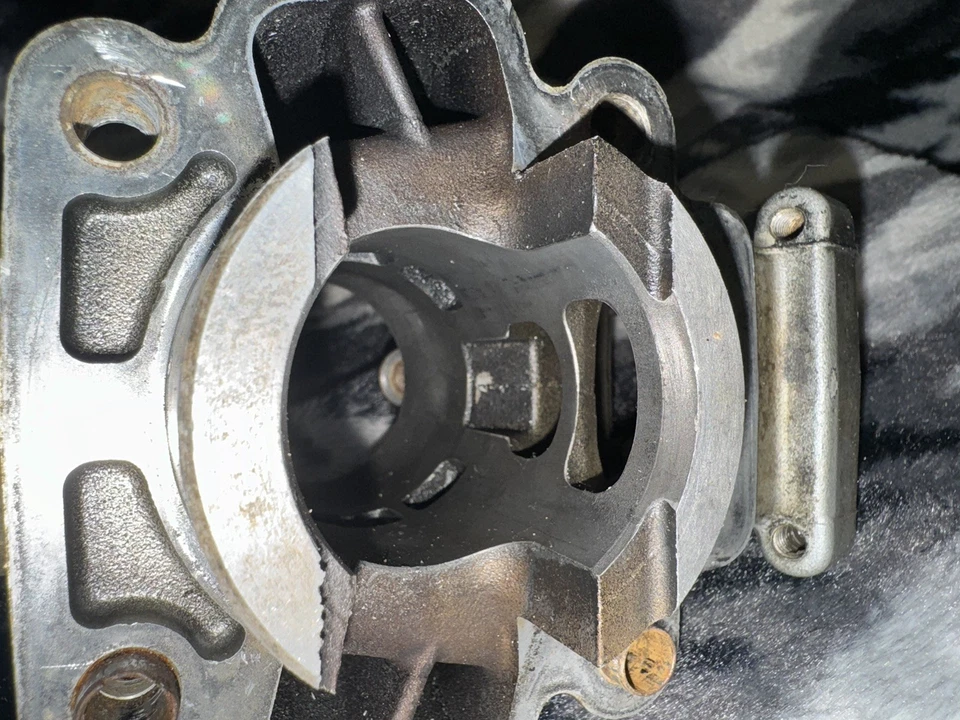 Kawasaki KX65 KX 65 2002-2022 cilindros 11005-1973 núcleo necesita reparación usado OEM Foto 1 de 4