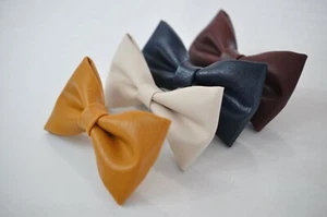 Corbata con moño de cuero sintético jengibre/blanco perla/azul marino/borgoña para hombres jóvenes niños - Imagen 1 de 24