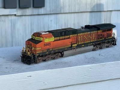 Custom Weathered HO Scale Athearn Genesis AC4400 BNSF Tsunami 2 - Image 1 of 4