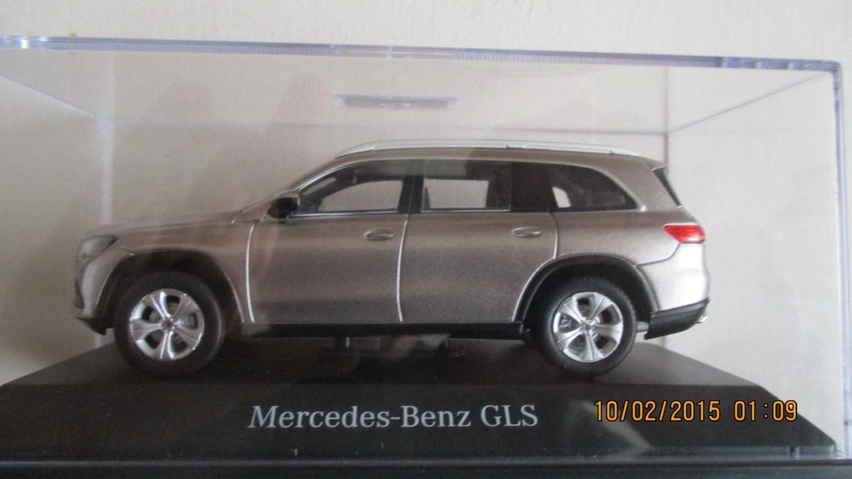 1984 Mercedes-Benz 190 E 2.3 16V Custom Rojo Metalizado 1 43 IXO Models CLC580N.