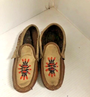 Zapatos deportivos mocasín indio con cuentas de cuero tostado vintage de la década de 1940 adorables Foto 1 de 4