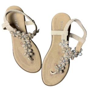 Siketu Floral Thong Strappy Sandal Beige Sparkle Accents Elastic Heel Women’s 42 - Picture 1 of 10