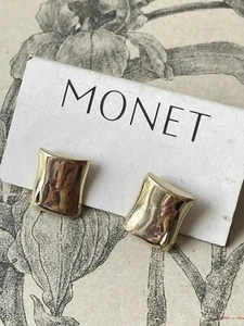 Jolie paire de boucles d'oreilles en métal doré signé Monet - Picture 1 of 3