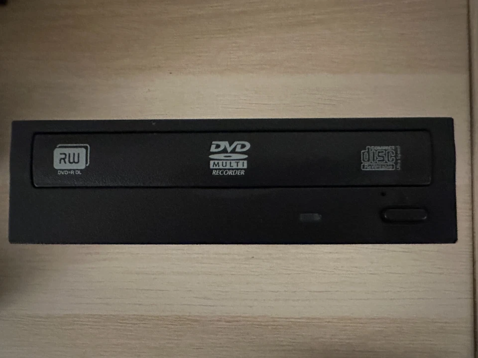 Lite-On 24X SATA Internal DVD+/-RW Drive Optical Drive IHAS124-04 (Black) - Image 1 of 3